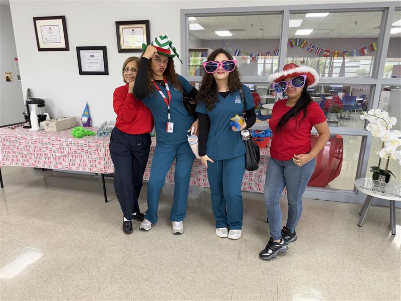 ¡Celebramos la Navidad en Julio durante la Semana de Bienvenida!
