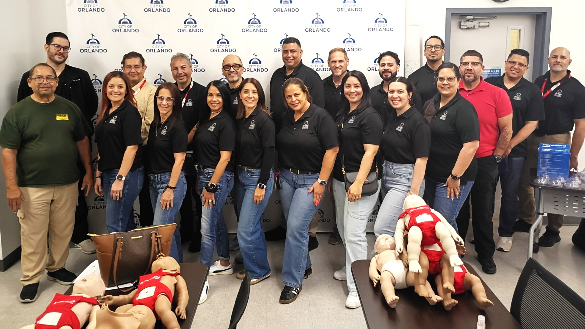 Empleados de AGMU se certifican en CPR, AED y primeros auxilios